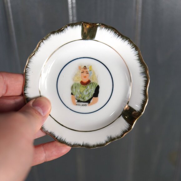 Vintage Holland Ashtray Set Traditional Dutch Costume Porcelain w/ Gold Trim - Picture 8 of 15